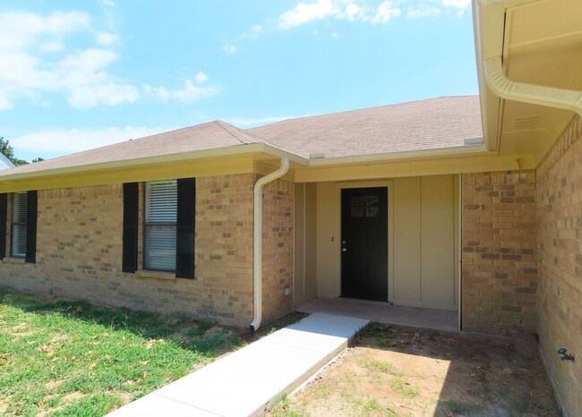 Building Photo - Updated in 2024! Gorgeous 3 Bedroom, 2 Bat...