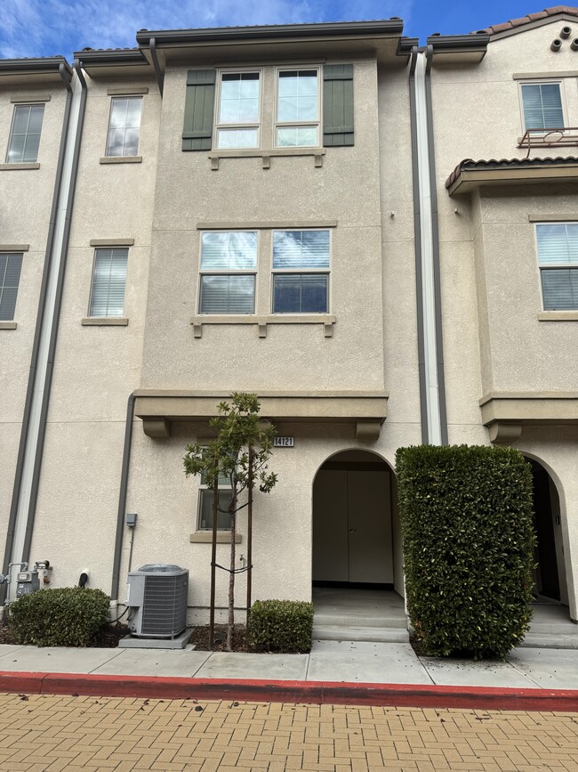 Building Photo - 14121 W Oak Ln