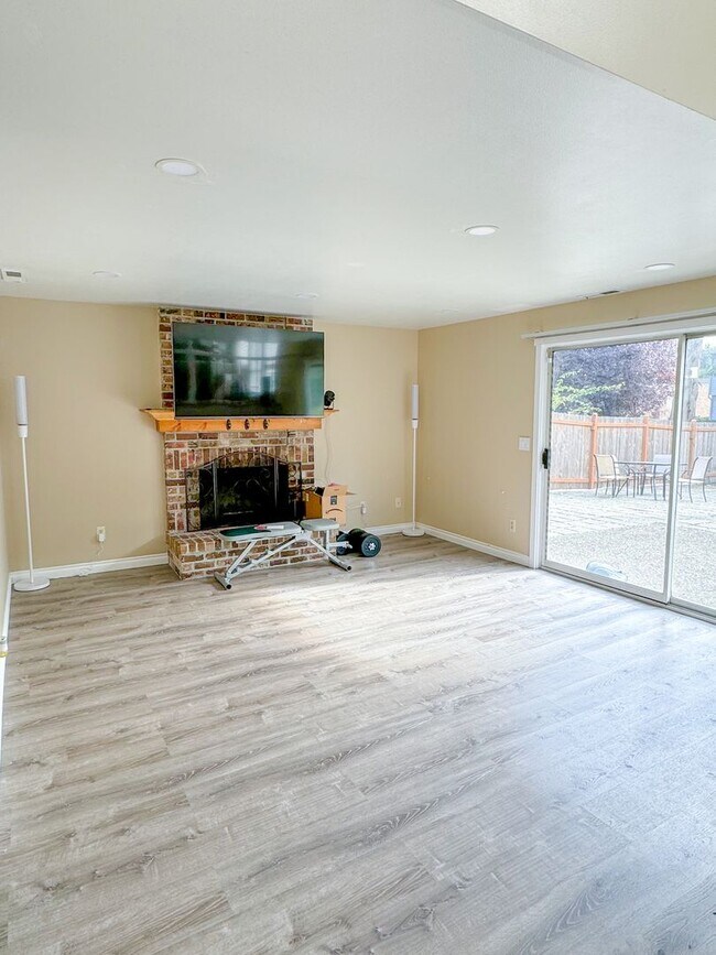 Building Photo - Spacious 4bd/3ba Home For Rent!