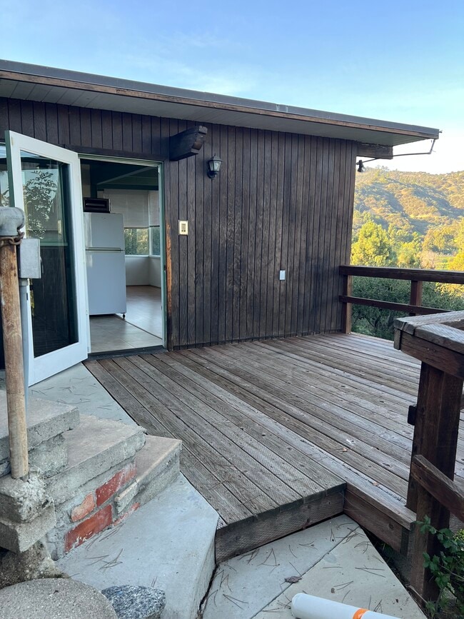 Entrada - 2650 Glendower Ave