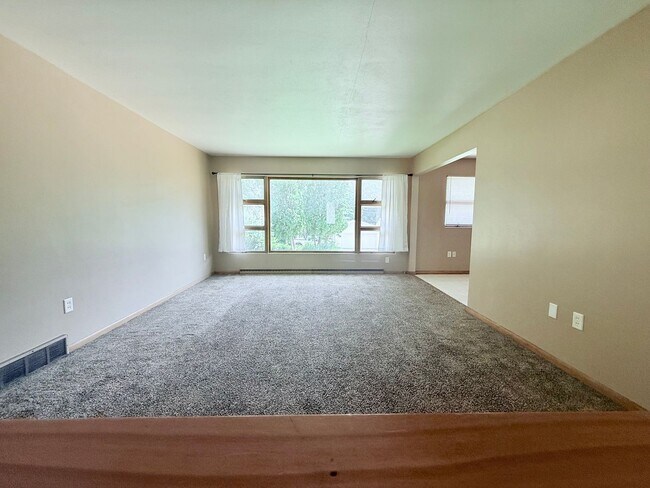 Building Photo - 4-Bed House in Cedar Falls