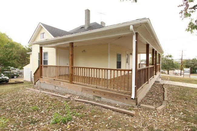 Building Photo - 1010 E Harper Ave