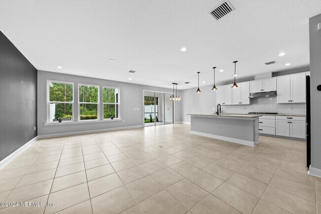 Foto del edificio - 11370 Newtonian Blvd