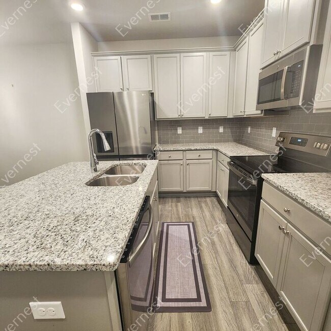 Foto del edificio - 585 McWilliams Rd