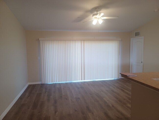 Foto del edificio - 3/2 with laminate flooring throughout