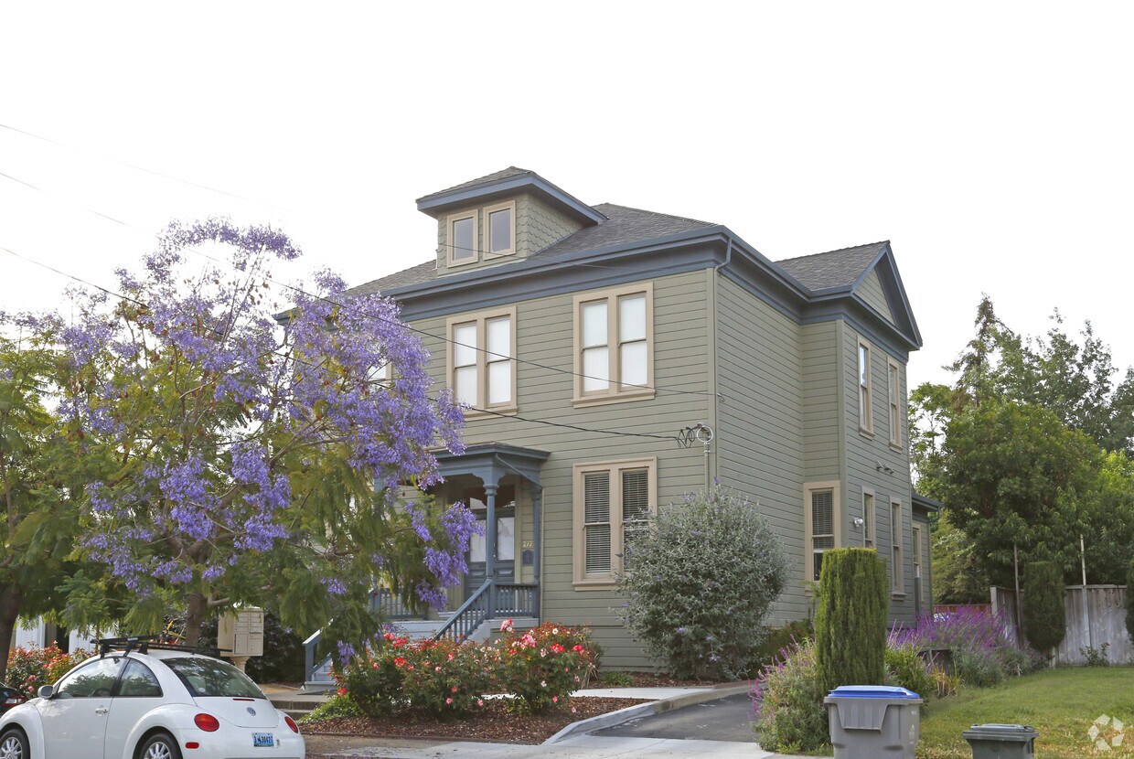 Primary Photo - The Thorpe House