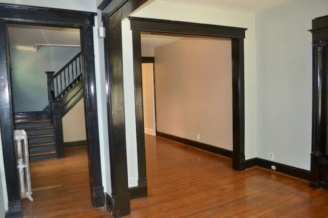Building Photo - 977 Woodruff Pl E Dr