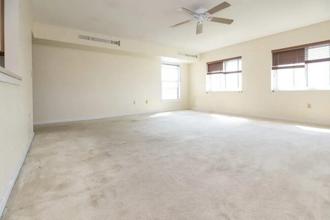 Foto del edificio - 50 S Common St