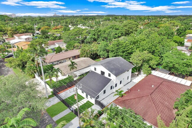 Building Photo - 972 SW 44th Ave