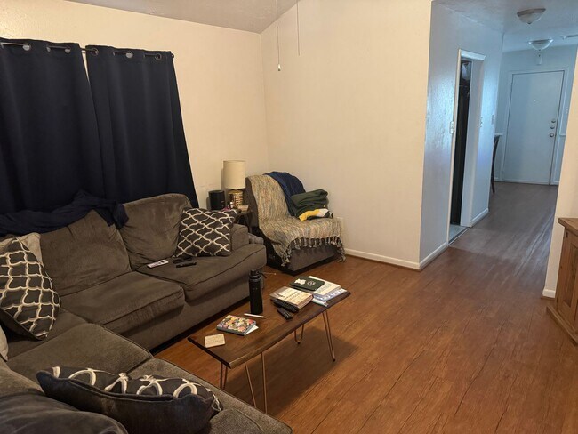 Foto del edificio - DECEMBER MOVE IN!  Cute 3 Bedroom 1.5 Bath...