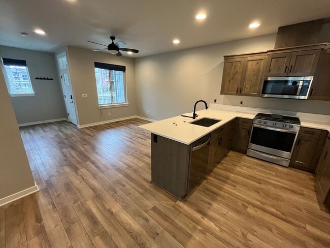 Building Photo - 3 Bed/2.5 Bath Pahlisch Townhome in SW Red...