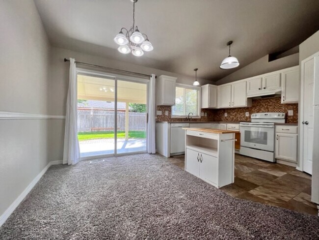 Building Photo - Gorgeous 4 bedroom 2 bathroom Home in the ...