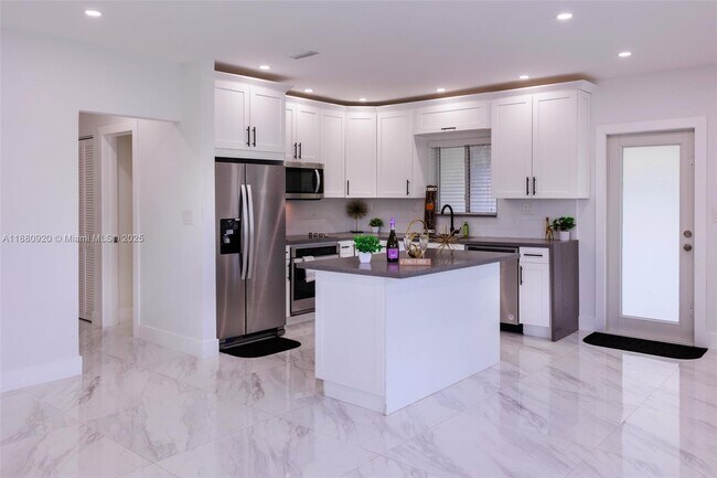 Foto del edificio - 320 NE 172nd St