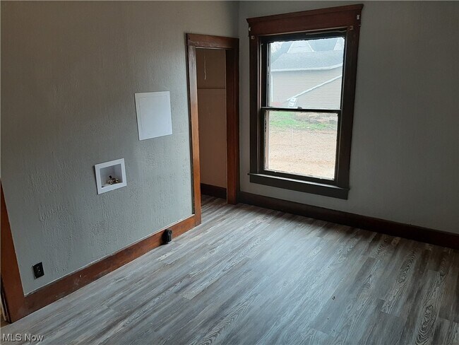 Building Photo - 114 S Wooster Ave