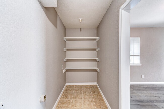 Building Photo - 523 Spring Dr