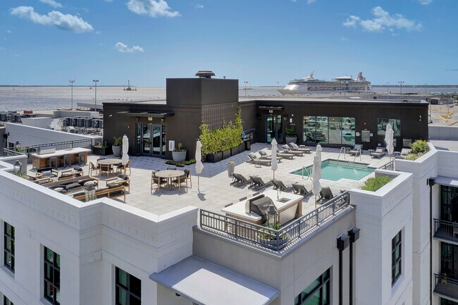 Roof top pool and cook stations - 5 Gadsdenboro St