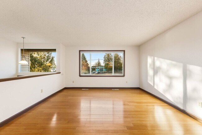 Building Photo - Great Home with Lots of Upgrades in a Great Location!