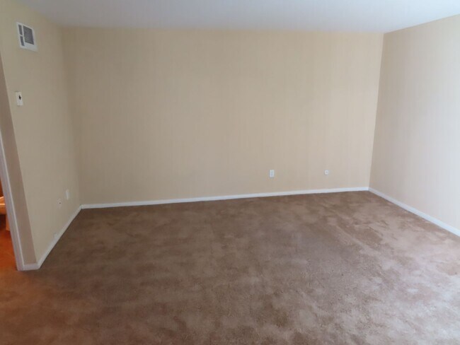 Foto del edificio - Two Bedroom townhome in the Oak Park / Lem...