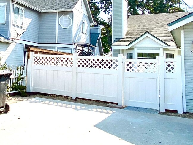 Building Photo - Newly Refurbished Duplex in Downtown Templ...