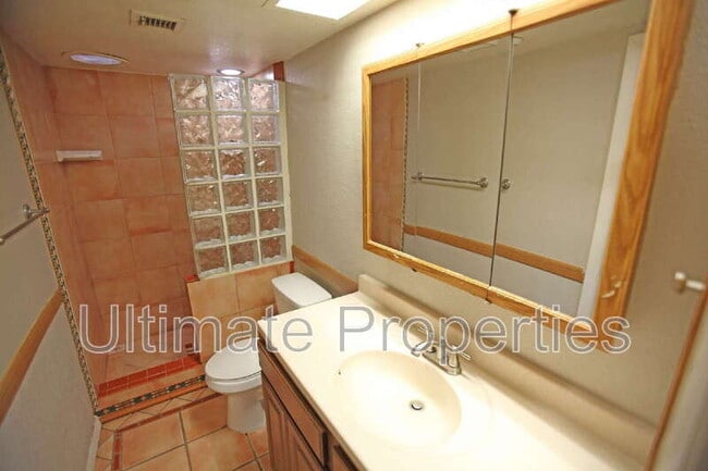 Building Photo - 1547 W Kerry Ln