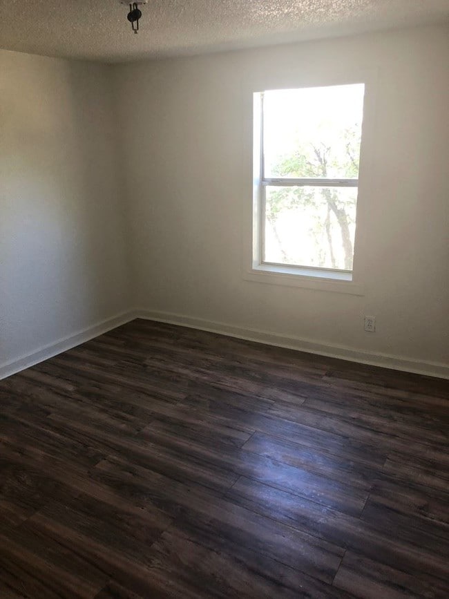 Building Photo - 2 br, 1 bath House - 712 W 12th