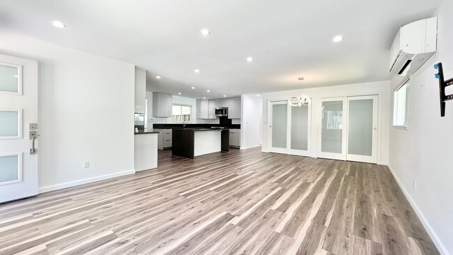 Building Photo - BEAUTIFULLY RENOVATED 5 BEDROOM HOME - PET...