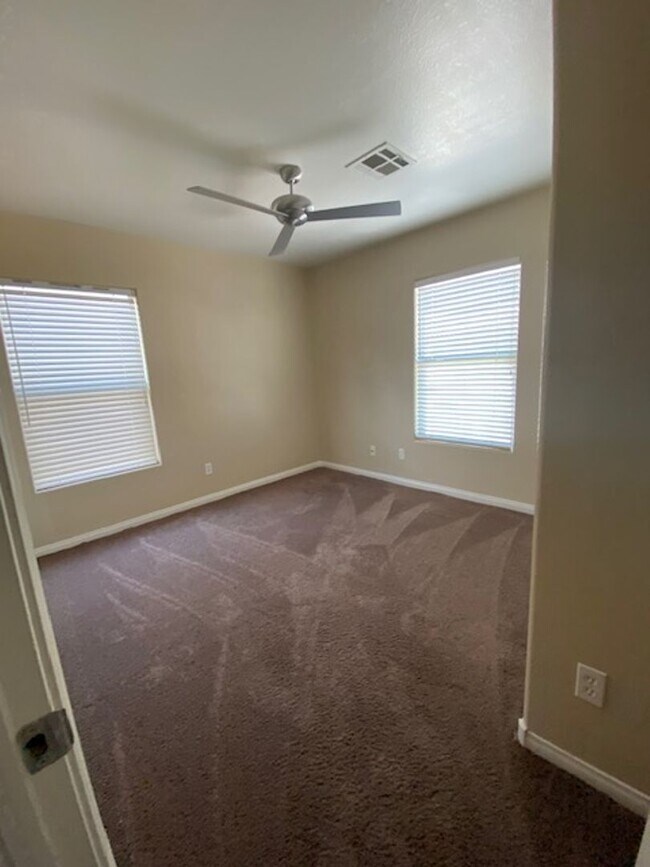 Foto del edificio - 4 Bedroom Corner Lot