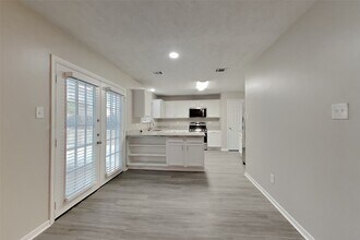 Building Photo - 20402 Avery Point Dr