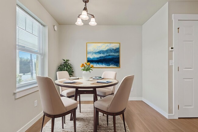 Dining Area - 306 S Main St