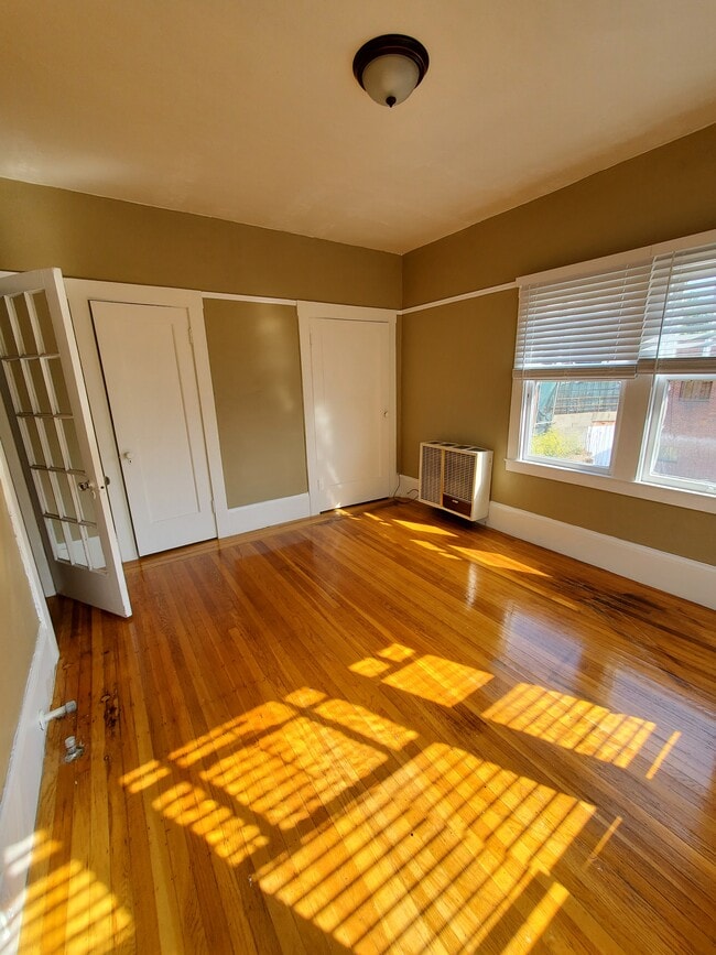 Livingroom plus 2 closets - 427 Burk St