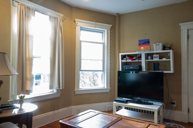 Foto del edificio - Spacious 4-Bedroom in Mission Hill | In-Unit Laundry | Available 9/1