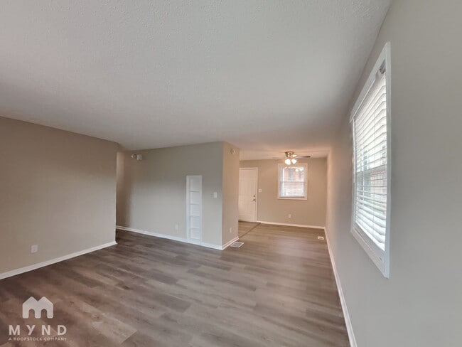 Building Photo - 406 Blair Villa Dr SE