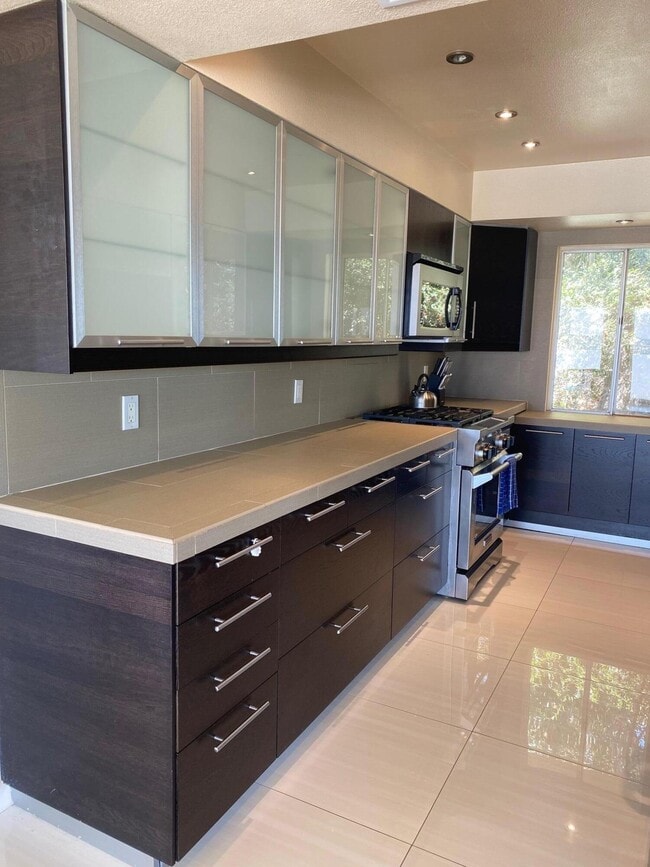 Building Photo - 2104 Southridge Dr