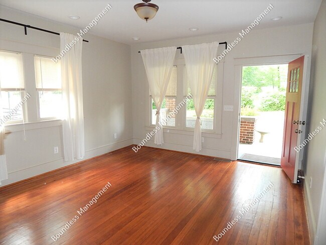 Foto del edificio - 2482 Maple St