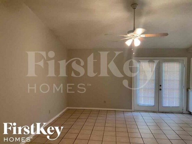 Building Photo - 3317 Kenwood Dr