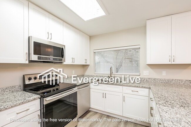 Foto del edificio - 8734 Shallow Ridge Dr