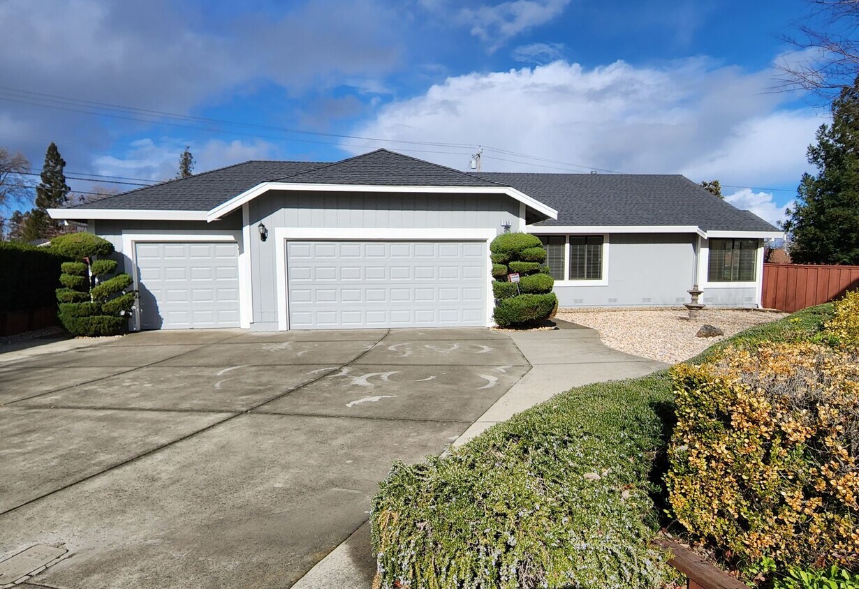 Foto principal - Spacious 4 Bed/2 Bath /1,970 square foot h...