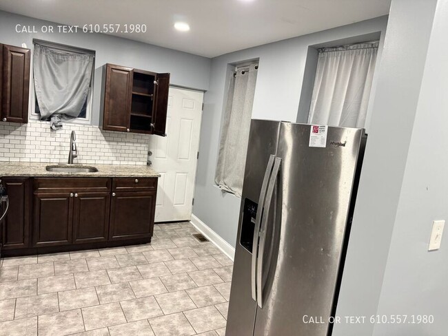 Building Photo - 3 Bedroom 1.5 Bathrooms Updated Home - Ava...