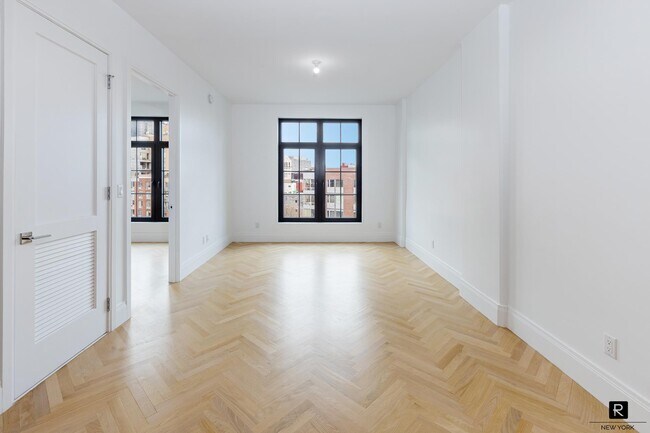 Foto del edificio - 300 W 122nd St