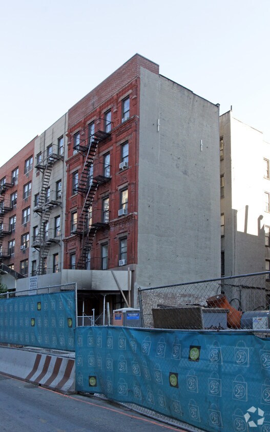 Building Photo - 245 E 83rd St