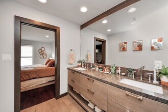 Building Photo - 1410 Hyde Park Blvd