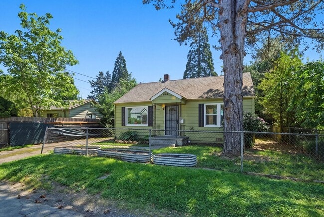 Building Photo - Updated Single-Level Home with Modern Kitchen, Natural Light & Parking