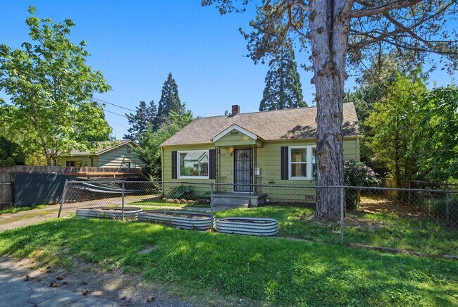 Foto del edificio - Updated Single-Level Home with Modern Kitchen, Natural Light & Parking