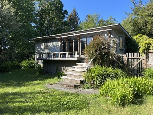 Foto del edificio - 2000+ sf home is in a great location, pet ...