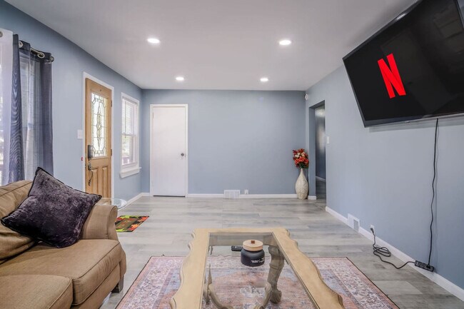 Building Photo - 176 Grand Ave