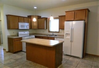 Building Photo - 611 S Cherry Ln
