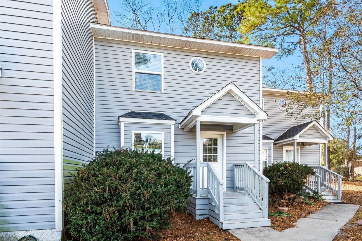 Reduced Rent for Any Lease Signed in Feb!! 8 Blocks to the Beach!! - East of Hwy 17 and walking distance to the...