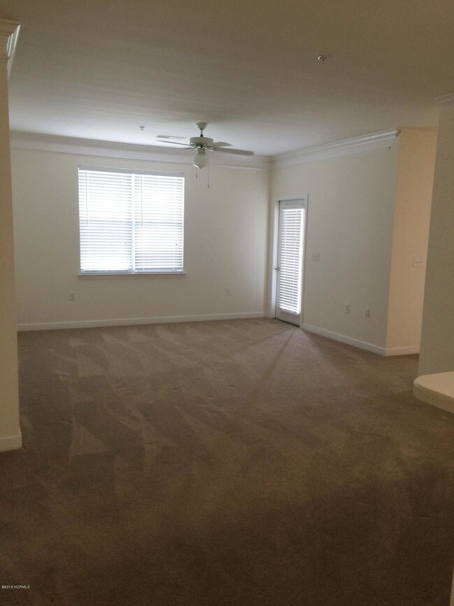 Building Photo - 395 S Crow Creek Dr