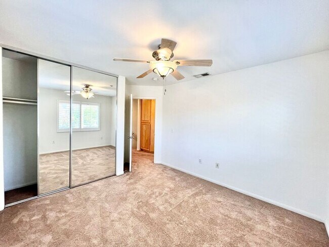 Building Photo - 8725 Glen Oaks Way