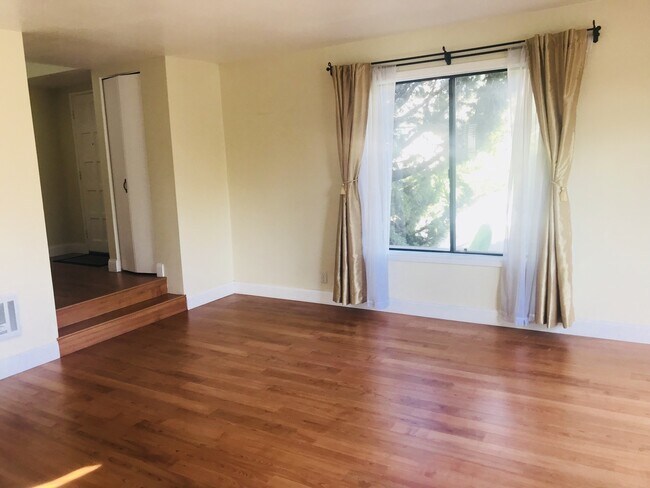 Building Photo - Bright and Spacious End Unit La Jolla
